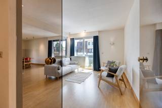 Dit opgeknapt hoekappartement is gelegen in Hasselt en heeft een oppervlakte van maar liefst 125m². Dankzij de grote ramen valt er veel licht binnen en de 3 terrassen/balkons nodigen uit om te ontspannen en van de frisse lucht te genieten. Het centrum van Hasselt ligt op nog geen 10 minuutjes wandelen.Met 2 comfortabele slaapkamers heb je voldoende ruimte voor jou en je gezin of gasten. De moderne en stijlvolle inrichting van de recent gerenoveerde keuken en badkamer straalt comfort uit, zodat je je meteen ontspannen thuis voelt.En het beste van alles: je hoeft je nooit zorgen te maken over parkeren, want dit appartement wordt geleverd met een eigen autostandplaatsINDELING- inkomhal- woonkamer met annex vernieuwde keuken- terras en 2 balkons- 2 slaapkamers- nieuwe badkamer met inloopdouche, lavabo en toilet- wasplaats/berging- apart toilet- kelderberging en ondergrondse autostandplaats EXTRA TROEVEN+ instapklaar+ gunstig EPC + centrum Hasselt + aangename indeling BEKNOPT Jaar einde opbouw: 1976KI: 964EPC-score: 121 kWh/m² (B label) Verwarming: CV-ketel (Vaillant, BJ 2022) Benieuwd naar dit appartement te koop? Bel of mail voor een afspraak: 011 30 50 50 of linda.jacobs@dewaele.comRelevante documenten zijn eveneens beschikbaar op onze website www.dewaele.comBestuursmaatregelen in het maatregelenregister: nee