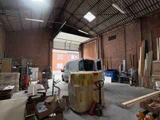 Loods gelegen in de Kasteelstraat te Kuurne. Deze situeert zich tussen huisnummer 80 en huisnummer 82.Hoge sectionale poort.Het dak bevat...