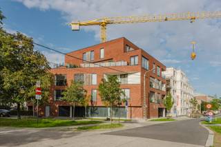 Op zoek naar een tijdelijke, volledig ingerichte thuis in Roeselare? Dit ruime gelijkvloerse appartement in de Azalealaan is beschikbaar voor een kort verblijf.<br /><br />Via de inkomhal bereik je het gastentoilet, 2 slaapkamers, waarvan één met dressing, en de badkamer met douche en lavabomeubel. Daarnaast is er een ruime berging met wasmachine en droogkast.<br /><br />De stalen deur geeft toegang tot de open leefruimte met bureauruimte, gezellige zithoek, eettafel en volledig uitgeruste keuken met eiland en alle nodige toestellen. Via het schuifraam kom je op het terras, dat deels overdekt is.<br /><br />Parkeren kan gratis in de doodlopende straat. De ligging is bovendien bijzonder praktisch: op ca. 1,5 km van de Grote Markt en het station, 4 km van AZ Delta campus Rumbeke en 2,3 km van AZ Delta campus Brugsesteenweg.<br /><br /><br />Waarom dit aanbod overwegen?<br /><br />✔ Gelijkvloers appartement<br />✔ 2 slaapkamers + dressing<br />✔ Volledig gemeubeld & uitgerust<br />✔ Bureauruimte in leefruimte<br />✔ Wasmachine & droogkast<br />✔ Terras deels overdekt<br />✔ Gratis parkeren voor de deur<br />✔ Minimum 1 – maximum 3 maanden<br />✔ Max. 3 personen<br /><br />Voor water, gas en elektriciteit wordt €150/mnd voorschot aangerekend. <br />Internet, tv, brandverzekering en syndic: forfait van €150/mnd. <br />Eindschoonmaak is voor rekening van de gebruiker. Stockage van goederen is niet mogelijk.<br /><br />Ideaal voor stagiairs, tijdelijke werkopdrachten, een verbouwing of als overbrugging tussen twee woningen.<br />Geïnteresseerd? Vul het contactformulier in en we nemen spoedig contact met je op.