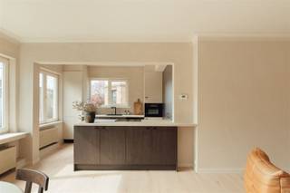 <p>Gelegen op een rustige en residentiële locatie aan de Burletlaan 169, pal tegenover Fort 5, ontdek je dit gerenoveerde appartement van ca. 86 m². Hier woon je in alle sereniteit, omringd door groen, met de stad toch binnen handbereik.</p><p>Dit kleinschalige gebouw (slechts 3 units) werd volledig vernieuwd in een pure wabi sabi stijl: een verfijnde esthetiek waarin rust, eenvoud en natuurlijke materialen centraal staan. Het resultaat? Een tijdloos interieur dat warmte en luxe uitstraalt, zonder overdaad.</p><p>• 2 slaapkamers, waarvan één met ingemaakte kasten <br />• Net gerenoveerd<br />• Aangenaam terrasje <br />• Mogelijkheid aankoop garagebox</p><p>Bij binnenkomst word je verwelkomd via een elegante boog die leidt naar de open leefruimte. De indrukwekkende gevelbreedte van 7 meter en de grote raampartijen zorgen voor een overvloed aan natuurlijk licht en een heerlijk ruimtelijk gevoel. De leefruimte vloeit naadloos over in de open keuken met eiland, strak vormgegeven en afgewerkt met hoogwaardige materialen in zachte, harmonieuze tinten.</p><p>Aan de rustige achterzijde delen de 2 slaapkamers een badkamer met douche, wastafel en handdoekdroger. Verder nog gastentoilet en wasberging.</p><p>De combinatie van warme parketvloeren, maatwerk houtaccenten en subtiele schildertechnieken creëert een rustgevende en luxueuze woonbeleving die je zelden tegenkomt.</p><p>Extra troef: mogelijkheid tot aankoop van een garagebox.</p><p>Kom het zelf ervaren en laat je verrassen. Plan je bezoek vandaag nog via sinjoor.be.</p>