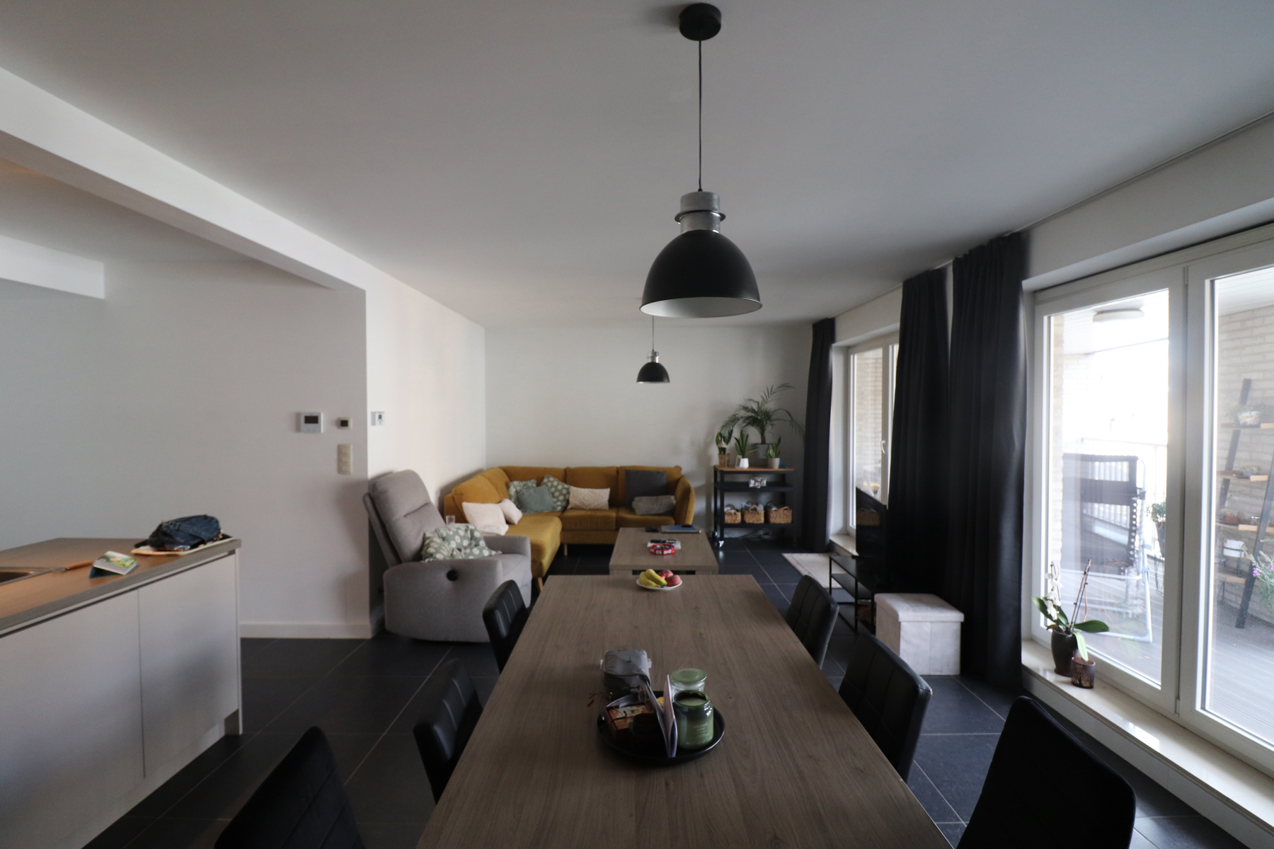 Een recent appartement met 2 slaapkamers, terras en autostaanplaats. - foto 4