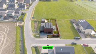 Deze recente woning (bouwjaar 2022) combineert modern comfort met energiezuinige technieken en is rustig gelegen in een doodlopende straat in Klerken.<br /><br />Bij het betreden van de woning kom je in een ruime inkomhal die leidt naar de lichtrijke, open leefruimte. Dankzij de grote raampartijen geniet je hier van een aangename natuurlijke lichtinval. De volledig uitgeruste keuken biedt alle hedendaags comfort en sluit naadloos aan op de leefruimte. Op het gelijkvloers bevinden zich bovendien een praktische berging en een inpandige garage.<br /><br />Op de verdieping zijn er drie volwaardige slaapkamers en een stijlvolle badkamer.<br /><br />De woning is uitgerust met vloerverwarming én passieve koeling, zowel beneden als boven, aangestuurd door een energiezuinige lucht/water warmtepomp. Deze installatie voorziet eveneens in het sanitair warm water, waardoor één efficiënt systeem meerdere functies combineert.<br /><br />Verder beschikt de woning over een ventilatiesysteem type D, een regenwaterput van 15.000 liter met modulerende pomp, en een geavanceerd filtersysteem met koolstoffilter en UV-lamp. De 20 zonnepanelen (380 Wp per paneel), zuidoost georiënteerd, zijn aangesloten op een hybride omvormer die voorbereid is op batterijopslag.<br /><br />Qua afwerking werd gekozen voor onderhoudsvriendelijke keramische vloeren (60x60 cm) doorheen de volledige woning. De ramen en deuren zijn uitgevoerd in PVC met driedubbele beglazing (met een aluminium schuifraam), en alle opengaande ramen zijn voorzien van draai-kipsystemen én vliegenramen.<br /><br />Tot slot is de woning uitgerust met een videofoon die via een app bediend kan worden, en zijn alle slaapkamers voorzien van aansluitingen voor internet en distributie.<br /><br />Kortom, een instapklare, energiezuinige woning met alle hedendaags comfort op een rustige topligging.<br /><br />