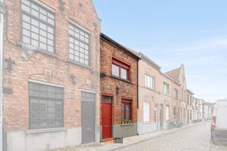 Deze charmante rijwoning in het historische Brugge is een ideale plek om te wonen. Het huis is perfect voor een klein gezin, starterswoning of als investering om te verhuren.<br /><br />Volgende woonindeling: open inkomhal met vaste trap, lichtrijke eet- en leefruimte met open ingerichte keuken en aansluitend een berging, badkamer met douche, wastafel en toilet. Op de eerste verdieping is er een slaapkamer en grote overloop dat kan dienen als bureau, dressing, hobbyruimte. Een vaste trap brengt ons naar de knusse zolderkamer.<br /><br />De woning is ideaal gelegen, dicht bij het stadscentrum en toch in een rustige buurt, nabij De Vesten en Ring van Brugge.<br /><br />Voor meer info of een bezoek ter plaatse : 0470 50 50 50 - info@futurimmo.be.