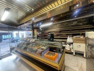 Brugge centrum  Smedenstraat  HANDELSPAND met WOONST . <u><strong>Mooie huuropbrengst , verhuurd aan 2.200 euro per maand</strong></u><br />Opbrengsteigendom bestaande uit een handelspand met appartement te koop gelegen in de Smedenstraat in het centrum van Brugge.<br />Toonzaal WINKEL bakkerij, keuken, berging, trappenhall met technische ruimte 1é Verd : overloop, keuken, leefruimte 2é Verd : overloop, 2 slaapkamers, berging, badkamer, toilet Dakverdieping : bergingszolder toegankelijk via schuiftrap momenteel verhuurd- <u><strong>IDEALE INVESTERING.  6 % NETTO OPBRENGST</strong></u>