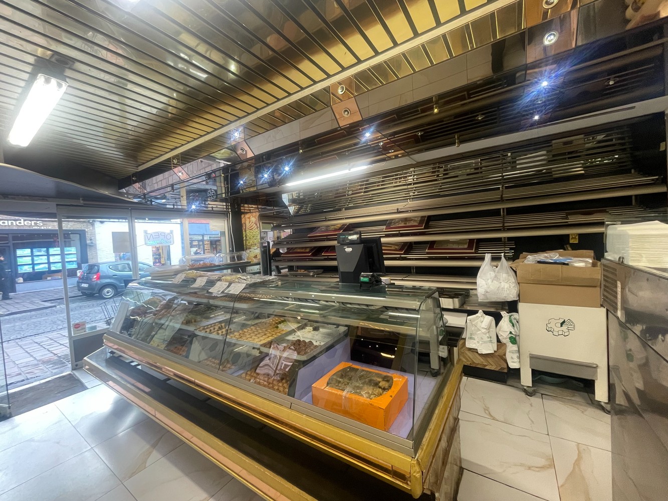 Brugge centrum  Smedenstraat  Ruim handelspand met woonst . Mooie huuropbrengst , verhuurd aan 2.200 euro per maand  6 % NETTO OPBRENGST - foto 2