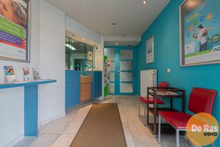 <p><strong>AALST – Woning met handelsruimte op centrale ligging</strong><br /><br />Bent u op zoek naar een ruime woning met geïntegreerde handelsruimte? Deze veelzijdige eigendom, gelegen aan de stadsrand van Aalst, combineert een uiterst centrale ligging met een vlotte bereikbaarheid naar de E40 en de belangrijkste gewestwegen. Het gebouw werd opgericht in 1996 en bevindt zich op een perceel van 2a 13ca.<br /><br />Bij het betreden van het gelijkvloers komt u binnen in de handelsruimte met onthaalgedeelte en klantendesk, aangevuld met een ruime bureauruimte en een aparte kantoorruimte, ideaal voor het uitoefenen van een zelfstandige activiteit. Verder beschikt deze verdieping over een eetruimte met toegang tot het terras en de aangename tuinzone, evenals een apart toilet. Een bijkomende troef is de tweede commerciële ruimte op het gelijkvloers, voorzien van een aparte inkom langs de straatzijde, wat extra mogelijkheden biedt voor uitbreiding van uw zaak.<br /><br />Op de bovenverdieping bevindt zich het woongedeelte, bestaande uit lichtrijke leefruimtes, twee volledig geïnstalleerde keukens waarvan één met terras, een praktische berging, twee badkamers en in totaal vier slaapkamers. Deze indeling maakt het pand niet alleen geschikt voor grote gezinnen, maar biedt ook mogelijkheden voor combinatie wonen-werken.<br /><br />Het volledige gebouw is uitgerust met centrale verwarming op gas.<br /><br />Dankzij de strategische ligging en de combinatie van wonen en werken vormt dit pand een unieke opportuniteit voor zelfstandigen of gezinnen die op zoek zijn naar ruimte en flexibiliteit op een uitstekende locatie.<br /><br />Interesse? Neem vandaag nog contact op voor meer informatie of een bezoek via 053/60.65.60.</p>