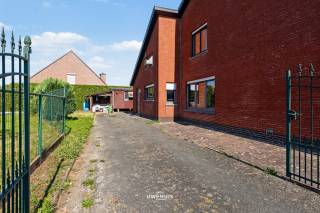 In het rustige, kindvriendelijke Sinaai (Sint-Niklaas) staat deze ruime alleenstaande woning op een perceel van 462 m². Met 229 m² bewoonbare oppervlakte, een grote lichtrijke leefruimte en drie slaapkamers biedt deze woning uit 1968 alle ruimte voor een volwaardige gezinswoning. Ze vraagt een grondige renovatie, maar net dáár zit de kans: royale afmetingen, een gegeerde ligging en een indeling die zich perfect leent om volledig naar eigen smaak in te richten. Een geïsoleerde zolder, PVC- en houten ramen met dubbel glas en een volwaardige extra kamer op het gelijkvloers geven je een sterke basis om op verder te bouwen.<br />Indeling<br />Gelijkvloers:<br />• Inkomhal<br />• Ruime, lichtrijke leefruimte<br />• Keuken<br />• Voorplaats — ideaal als gelijkvloerse slaapkamer of bureau<br />• Wasplaats<br />• Garage met oprit<br />• Kelder<br />• Voortuin<br />Verdieping:<br />• Drie slaapkamers<br />• Badkamer<br />• Geïsoleerde zolder<br />Kerngegevens<br />• Bouwjaar: 1968<br />• Perceeloppervlakte: 462 m²<br />• Bewoonbare oppervlakte: 229 m²<br />• Ramen: PVC en hout, dubbel glas<br />• EPC: label F — renovatieverplichting van toepassing (label D te behalen binnen 5 jaar na aankoop)<br />Wie op zoek is naar ruimte, rust en een woning met karakter én groeimarge, vindt hier een uitgelezen renovatieproject op een van de mooiste plekjes van Sinaai. Renoveer volledig naar eigen hand en maak er jouw droomwoning van.<br />Bel of mail ons voor een afspraak op het nummer: 052/46.38.03 of info@uw-huis.be en wie weet tot binnenkort!<br />