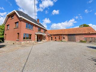 Solide en lichtrijke woning met 5 slaapkamers, rustig gelegen op ruim 70 are, zonder directe buren en met een prachtig uitzicht over de omliggende velden.
Op het gelijkvloers bevindt zich een ruime inkomhal met gastentoilet, een lichtrijke leefruimte, een gezellige woonkeuken met aansluitend de garage en toegang tot de kelder, en een badkamer.
De nachthal op de verdieping geeft toegang tot vijf volwaardige slaapkamers. Via een uitschuifbare trap bereik je de ruime zolder, die extra opbergmogelijkheden biedt.
Buiten bevindt zich een grote schuur die uitgeeft op de achterliggende weide. Onder bepaalde voorwaarden bestaat bovendien de mogelijkheid om extra grond aan te kopen.
Deze solide constructie geniet van bijzonder veel lichtinval en een unieke landelijke ligging, op slechts 2 km van het station van Edingen en op korte afstand van het centrum van Herne.
Biedingen vanaf € 475.000 voor de woning met ruim 70 are grond.
Voor meer informatie of een bezoek, contacteer Sophie via 0496 71 50 59.