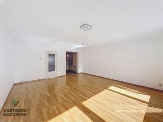 Cet appartement prêt à emménager de 2 chambres à coucher est situé au troisième étage de la résidence Belroy II, située juste à l'extérieur du centre d'Ostende, ce qui signifie que tout est accessible à pied sans subir l'agitation du centre-ville. L'appartement comprend un hall spacieux, un salon avec une cuisine ouverte entièrement équipée, 2 chambres à coucher, une salle de bains avec baignoire et des toilettes séparées. À l'arrière de l'appartement se trouve une terrasse. La résidence est en excellent état et est connue comme un bâtiment calme mais bien situé. Vous souhaitez visiter cet appartement ? Rendez-vous sur notre site web et cliquez sur le bouton "Demander une visite", où vous pouvez créer un profil (de préférence aussi complet que possible). Aucun rendez-vous ne peut être pris par téléphone.