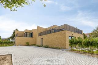 Dit woonproject bestaat uit zes geschakelde woningen, waarvan vier gelijkvloerse met elk een privé terras en tuin, en twee woningen op de eerste verdieping met elk een privé terras.<br /><br />De gelijkvloerse <strong>woning nummer 1</strong> is als volgt ingedeeld: inkomhal met toilet, afzonderlijke keuken met woonkamer, aansluitend twee terrassen en een private tuin, twee slaapkamers, een badkamer en een berging.<br /><br />Iedere woning heeft zijn parkeerplaats en een gemeenschappelijk fietsenstalling is voorzien.<br /><br />Deze woning wordt instap klaar opgeleverd: geschilderd en voorzien van lichtarmaturen.<br /><br />Het tuinonderhoud is inbegrepen in de maandelijkse kosten.<br /><br />U kunt deze woningen bezoeken op zaterdagvoormiddag, uitsluitend op afspraak.<br /><br />Voor een afspraak kunt u een e-mail sturen naar olivier@immotion.be.