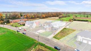 <p>Ben je op zoek naar een centraal, gelegen bouwgrond voor een nieuwbouw BEN-woning met zicht op velden op een toplocatie te Lokeren-Lochristi? Dan is deze bouwgrond zeker een bezoek waard.<br />De bouwgrond heeft een ideale ligging in de driehoek Gent-Antwerpen- Brussel en een grote grondoppervlakte van 659m². Er is geen bouwverplichting! Lot 2 is reeds verkocht.<br /> </p><hr /><p><br />NOTA: De 3D-foto's geven een illustratie van een mogelijke indeling en afwerking.<br /><br />Extra's:<br />- Toplocatie met goede verbindingsmogelijkheden N70/E17/E34 (Gent-Antwerpen)<br />- Groot perceel grond (659m²)<br />- Zicht op velden<br />- Bouwen met inpandige garage mogelijk<br />- Mogelijkheid tot bouwen 15m diepte en 7m breedte</p><hr /><p><br />Interesse in wat deze residentiële bouwgrond te bieden heeft? Neem dan snel contact op via 09 310 77 07 of info@woonhoekvastgoed.be.</p>