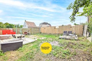 In het rustige en landelijke Alveringem vindt u deze te renoveren woning met veel potentieel. Het huis biedt een aangename woonindeling met...