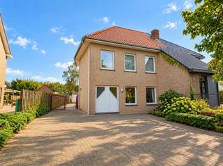 <h1><span>Gelijkvloers appartement met 2 slaapkamers, garage en tuin</span><span><br /><br />Op een toplocatie bevindt zich dit aangename gelijkvloerse appartement met 2 slaapkamers, garage en tuin. Bij het binnenkomen betreedt u een aparte inkomhal met gastentoilet. Vervolgens komt u in de lichtrijke leefruimte met open keuken. Aansluitend bevindt zich een aparte berging, wat zorgt voor extra praktische opbergruimte.<br /><br />Verder beschikt het appartement over een eerste, kleinere slaapkamer en een badkamer met toilet en douche in bad. Via de tweede slaapkamer bereikt u een aparte wasruimte. Deze wasruimte geeft op haar beurt toegang tot de garage.<br /><br />De garage biedt bovendien toegang tot een achterliggend tuintje, een mooie extra troef voor een gelijkvloers appartement.<br /><br />Het appartement is momenteel verhuurd via De Voorkempen, waardoor dit pand meteen een interessante opportuniteit vormt voor investeerders die op zoek zijn naar een verhuurd appartement met een goede praktische indeling.<br /><br />Extra interessant: het appartementsgebouw kan eventueel ook in zijn geheel worden aangekocht. Het appartement kan uiteraard eveneens afzonderlijk worden aangekocht.<br /><br />Een interessante opportuniteit voor wie op zoek is naar een instapklaar appartement met garage en buitenruimte, of naar een investering met bijkomende mogelijkheden.<br /><br />Interesse? Maak snel uw afspraak!</span></h1>