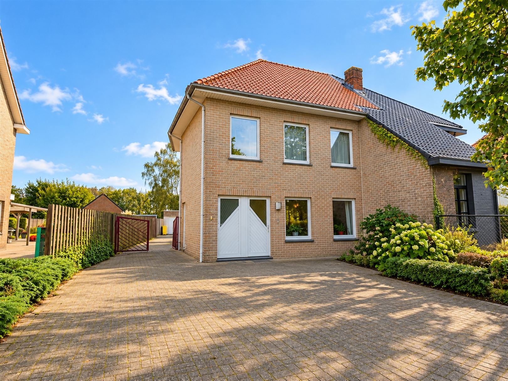 Gelijkvloers appartement met twee slaapkamers en tuin - foto 1