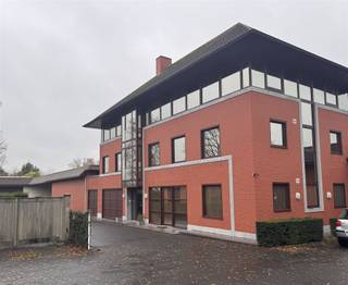 Dit stijlvolle en perfect onderhouden appartement van 133 m² biedt in het hart van Anzegem een uitzonderlijke woonbeleving waar ruimte, comfort...