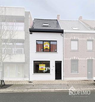 <h1><span>Volledig gerenoveerde woning met EPC A – Perfect gelegen in het centrum van Roeselare</span></h1><h1><span> </span></h1><h1><span>Deze instapklare woning is recent volledig gerenoveerd en biedt de perfecte combinatie van comfort, stijl en energiezuinigheid. </span></h1><h1><span>Met een EPC A, 7 zonnepanelen, vloerverwarming en moderne voorzieningen is deze woning niet alleen een mooie plek om te wonen, maar ook een slimme keuze voor wie wil besparen op energie.</span></h1><h1><span> </span></h1><h1><span>Gelegen in het hart van Roeselare, geniet je van een uitstekende centrale locatie dicht bij alle voorzieningen, winkels en het openbaar vervoer.</span></h1><h1><span> </span></h1><h1><span>Wat deze woning te bieden heeft:</span></h1><h1><span> </span></h1><ul><li><span>Energiezuinig en duurzaam: 7 zonnepanelen, regenput van 5000L, vloerverwarming, waterontharder en veel meer</span></li><li><span>Moderne, open keuken met kookeiland en alle benodigde apparatuur </span></li><li><span>Gezellige woonkamer met veel natuurlijk licht en een aangename sfeer.</span></li><li><span>Tuin en terras: De tuin en het terras werden recent aangelegd en is voorzien van sfeervolle buitenverlichting</span></li><li><span>Achteraan in de tuin vind je een bijgebouw, ideaal voor opslag, een hobbyruimte of kantoor.</span></li><li><span>2 ruime slaapkamers die volop licht en ruimte bieden.</span></li><li><span>Moderne badkamer met ligbad, inloopdouche, dubbele lavabo en toilet </span></li></ul><h1><span> </span></h1><h1><span> </span></h1><h1><span> </span></h1>