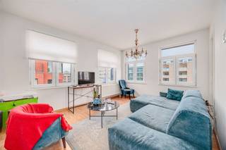 <p><span>L'appartement est situé dans le quartier rénové et en plein essor de Slachthuis, un quartier qui a subi une transformation nettement positive ces dernières années. Il se trouve à quelques pas du Lobroekdok et du Park Spoor Noord et est entouré de nouveaux magasins, de cafés et de restaurants agréables.</span></p><p><span> </span></p><p><span>L'appartement est situé au troisième et dernier étage d'un petit immeuble bien entretenu. Le hall d'entrée mène directement à l'espace de vie. Grâce à ses hauts plafonds, ses grandes fenêtres et sa situation en angle, l'appartement bénéficie d'une agréable sensation d'ouverture et d'une abondance de lumière naturelle.</span></p><p><span> </span></p><p><span>L'espace de vie est occupé au centre par une cuisine ouverte, équipée d'une plaque de cuisson au gaz, d'un four encastré et d'un lave-vaisselle. À l'avant de l'espace de vie se trouve une pièce de rangement séparée avec une plomberie pour la machine à laver et le sèche-linge.</span></p><p><span> </span></p><p><span>À l'arrière se trouve la chambre à coucher, calme et bien équipée.</span></p><p><span> </span></p><p><span>Caractéristiques :</span></p><p><span>-idéal pour débuter ou pour investir</span></p><p><span>-situé au troisième et dernier étage</span></p><p><span>-toiture rénovée en 2025</span></p><p>-<span>Label EPC </span><span>.....</span></p><p><span>-pas de charges communes mensuelles</span></p><p><span>-immeuble de petite taille et bien entretenu</span></p><p><span> </span></p><p><span> </span></p>