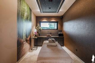 <p><strong><em>Unieke eigendom met luxevilla én hoogwaardige praktijkruimte/bijgebouw (±120 m²) </em></strong></p>
<p><em>Bent u op zoek naar de perfecte combinatie van wonen en werken? Deze uitzonderlijke eigendom, gelegen op een rustig hoekperceel van 1.353 m² nabij de Nederlandse grens, biedt een instapklare villa én een recent gebouwd, volledig uitgerust bijgebouw van ca. 120 m² – ideaal als praktijkruimte, beautysalon, kantoor of B&B.</em></p>
<p><strong><em>Beautysalong staat g achter die moet weg </em></strong></p>
<p><em>Het moderne volledig vergund bijgebouw (bouwjaar 2020) is momenteel ingericht als beautysalon en vormt een volwaardige, professionele werkruimte aan huis. Dankzij de doordachte indeling en hoogwaardige afwerking is dit gebouw perfect geschikt voor diverse doeleinden zoals een praktijk, kantoor, gastenverblijf of B&B.</em></p>
<ol>
<li><em>Oppervlakte ca. 120 m²</em></li>
<li><em>Ingedeeld in ontvangstruimte met 2 behandelkamers waarvan 1 voorzien van douche en aparte toilet</em></li>
<li><em>Ruime inpandige garage met automatische poort</em></li>
<li><em>Aansluitingen voor wasmachine en droogkast</em></li>
<li><em>Vloerverwarming als hoofdverwarming</em></li>
<li><em>Eigen cv-installatie</em></li>
<li><em>Uitstekende mogelijkheden voor zelfstandige activiteit of verhuur</em></li>
<li><em> </em></li>
</ol>
<p><em>Een unieke kans voor wie wonen en werken moeiteloos wil combineren, met behoud van privacy en comfort.</em></p>
<p><strong><em> </em></strong></p>
<p><strong><em>De villa</em></strong></p>
<p><em>De instapklare villa biedt ruime en lichtrijke leefruimtes. U betreedt de woning via de inkomhal met gastentoilet. De gezellige woonkamer met erker, gashaard en veel natuurlijk licht geeft rechtstreeks toegang tot de tuin. Aansluitend bevindt zich de ruime leefkeuken met kookeiland en kwalitatieve inbouwtoestellen.</em></p>
<p><em>Verder beschikt het gelijkvloers over een bureau of extra slaapkamer en een praktische (wijn) kelder (ca. 20 m²). De benedenverdieping is grotendeels voorzien van vloerverwarming.</em></p>
<p><em>Op de eerste verdieping vindt u vier slaapkamers. De master bedroom beschikt over een dressing en een luxueuze en-suite badkamer. Daarnaast is er een tweede badkamer en een ruime bergzolder.</em></p>
<p><em>De zuidgerichte tuin is prachtig aangelegd en biedt alles voor ontspanning:</em></p>
<ol>
<li><em>Verwarmd Starline zwembad met buitendouche</em></li>
<li><em>Overdekte relaxruimte (±32 m²) met jacuzzi en glazen schuifpanelen</em></li>
<li><em>Meerdere terrassen</em></li>
<li><em>Parkeergelegenheid voor 6 wagens + laadpaal</em></li>
</ol>
<p><strong><em>Bijzonderheden:</em></strong></p>
<p><strong><em> </em></strong></p>
<ol>
<li><em>EPC-label B (woning) en A (bijgebouw)</em></li>
<li><em>30 zonnepanelen</em></li>
<li><em>Aluminium ramen, rolluiken en markiezen</em></li>
<li><em>Woning (2001) volledig gemoderniseerd in 2020</em></li>
<li><em>Bewoonbare opp. woning ca. 300 m²</em></li>
<li><em>Uitgebreid alarm- en camerasysteem</em></li>
<li><em>Elektriciteit conform</em></li>
</ol>
<p><em> </em></p>
<p><strong><em>Kortom:</em></strong><em> een instapklare totaaloplossing voor wie comfortabel wil wonen én professioneel wil werken op één locatie, met een instapklaar bijgebouw dat meteen rendeert.</em></p>