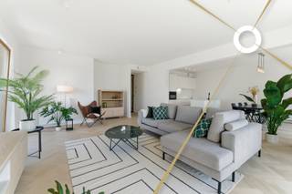 Ontdek dit schitterend ingerichte appartement van 123 m² met een zuidgericht terras van 19 m². In dit appartement hebben ze gekozen voor warme accenten die een waar thuisgevoel creëren. De uitnodigende sfeer wordt benadrukt door zorgvuldig gekozen kleuren en materialen, die samen een harmonieuze en gezellige leefruimte vormen. <br /><br />Hoogtepunten:<br /><br />*Perfecte Ligging: Midden in het centrum, maar omgeven door rustgevende binnentuinen.<br /><br />*Uitstekende Voorzieningen: Ondergrondse parkeergarage met plaats voor 130 auto's (mogelijkheid aankopen staandplaats of garage) en een handige fietsenstalling met lift (gratis te gebruiken).<br /><br />*Modern Comfort: Voorzien van uitstekende isolatie, zonnepanelen en regenwaterrecuperatie voor een duurzaam en comfortabel leven.<br /><br />*Ruimte en Groen: Diverse open ruimtes met verhardingen, waterpartijen en groene tuinen zorgen voor een aangename leefomgeving.<br />Architectonisch Meesterwerk:<br /><br />*Ontwerp: Drie torens die boven drie bouwlagen uitsteken, ontworpen door de gerenommeerde architectenbureaus Robbrecht en Daem en URA Architects.<br />Stijl: Sober modern met elementen zoals bakstenen, houten ramen en balustrades, die perfect harmoniëren met de omgeving en rust uitstralen.<br /><br />Een Oase van Rust in de Stad:<br /><br />*Groene Uitzichten: Geniet van prachtige uitzichten op groene tuinen en de omgeving.<br />Stadsleven met Voordelen: Combineer het bruisende stadsleven met de rust en sereniteit van een exclusieve woonomgeving.<br /><br />*BTW aan 6% is mogelijk<br /><br />Conclusie:<br />Gloria biedt een unieke kans om te genieten van luxe, comfort en rust, midden in de stad. Dit appartement is een oase van kalmte, waar je kunt profiteren van alle voordelen van stedelijk wonen zonder in te boeten aan rust en privacy. Mis deze kans niet om jouw droomwoning te ontdekken in het hart van de stad!