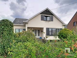 Op zoek naar een woning met karakter, ruimte en heel wat potentieel? Dan is deze charmante, op te frissen woning uit 1960 zeker een bezoek...