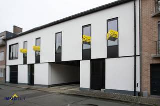 Stijlvolle, energiezuinige nieuwbouwwoning op toplocatie in BuggenhoutOorspronkelijk één huis maar volledig heropgebouwd en opgedeeld in twee aparte,...