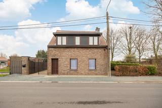 Introductie:Deze charmante open bebouwing in Zogge (Hamme) combineert ruimte, licht en potentieel op een aangenaam perceel. De woning beschikt over...