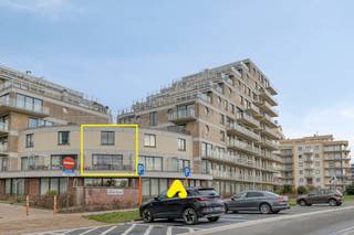Appartement duplex situé au 1er étage de la Résidence Calmeyn.<br /><br />L’appartement se compose d’un séjour lumineux avec une cuisine ouverte et un débarras.<br />À l’étage, on trouve 2 chambres ainsi qu’une salle de bains avec baignoire, meuble lavabo et WC.<br />Vous profitez d’une belle terrasse ensoleillée du matin jusqu’au soir, avec vue sur les dunes, le tout à seulement 150 m de la plage et de l’Esplanade.<br />Possibilité d’achat d’un emplacement de parking souterrain.<br />En résumé, vous recherchez un appartement lumineux et prêt à emménager ? N’hésitez pas à planifier votre visite.<br /><br /><strong>Atouts :</strong>
<ul>
<li>Prêt à emménager</li>
<li>Grande terrasse</li>
<li>Électricité conforme</li>
<li>Bon rendement locatif</li>
<li>Local à vélos dans l’immeuble</li>
</ul>