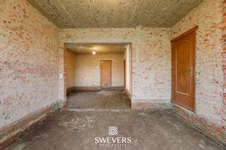 Voor meer info en foto’s, surf naar www.swevers.be – deze open bebouwing in Ham is een unieke opportuniteit voor wie op zoek is naar ruimte, rust en volledige vrijheid in afwerking. De woning werd volledig gestript en vormt vandaag een blanco canvas voor een doordacht renovatieproject. Ze is gelegen op een royaal perceel van 10 are met zuidoostelijke oriëntatie en een open zicht op achterliggend agrarisch gebied, wat garant staat voor licht, groen en privacy.<br /><br />De woning dateert van 1960 en beschikt over een bewoonbare oppervlakte van 198 m², verdeeld over meerdere niveaus. Belangrijke werken zijn reeds uitgevoerd: het dak werd vernieuwd en geïsoleerd, er zijn zonnepanelen geplaatst en het merendeel van de ramen werd vervangen door aluminium ramen met HR-dubbel glas. Bovendien zijn er vergunde verbouwplannen beschikbaar, waardoor u meteen aan de slag kunt zonder bijkomende vergunningsprocedures.<br /><br />Op het gelijkvloers vindt u een leefruimte van 31 m² met grote raampartijen en aansluitend een keuken van 9,25 m² met potentieel tot open indeling. Daarnaast zijn er meerdere functionele ruimtes die flexibel ingericht kunnen worden. De eerste verdieping telt twee slaapkamers van 11,04 m² en 15,75 m², een nachthal en een badkamer. De zolderverdieping, bereikbaar via een vaste trap, is grotendeels afgewerkt en omvat een ruime masterbedroom van 33,54 m² en een tweede badkamer, samen goed voor 51 m².<br /><br />Verder zijn er een kelder van 9,36 m² en een garagebox van 28 m² met ruime oprit. Extra troeven zijn de regenwaterput van 10.000 liter en de septische put van 2.000 liter. De ligging is vlot, met winkels, scholen, openbaar vervoer en ontspanning in de nabije omgeving. Voor meer informatie, bel 011 255 155. Bron bewoonbare oppervlakte: EPC – verslag. Dit pand is onderworpen aan de renovatieverplichting van de Vlaamse overheid voor residentiële gebouwen (behoudens bij sloop binnen 5 jaar na de aankoop). Consulteer voor meer informatie de website van het Vlaams Energie- en Klimaatagentschap via https://www.vlaanderen.be/een-huis-of-appartement-kopen/renovatieverplichting-voor-residentiele-gebouwen.