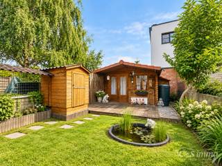 Ontdek deze ruime bel-etagewoning, rustig gelegen in een doodlopende straat en boordevol mogelijkheden. De woning is reeds functioneel ingericht, maar biedt de nieuwe eigenaar nog de kans om ze verder af te werken en volledig naar eigen smaak te moderniseren.<br />Op het gelijkvloers beschikt de woning over een oprit met inpandige garage & handige extra opslagruimte. Verder bevinden zich hier een geïnstalleerde keuken, een afzonderlijke wasruimte en een praktische technische berging.<br />De eerste verdieping vormt het hart van de woning. Hier vind je de ruime leefruimte met aansluitend de keuken. De grote veranda zorgt voor bijzonder veel lichtinval en biedt een aangenaam zicht op de achterliggende tuin. Een fijne extra leefruimte die verschillende mogelijkheden biedt.<br />Op de tweede verdieping bevinden zich drie slaapkamers en de badkamer.<br />De woning beschikt bovendien over een tuin, waardoor je ook buiten over heel wat ruimte beschikt. Dankzij de garage, oprit, verschillende bergruimtes en drie slaapkamers is dit een praktische gezinswoning met een interessante basis.<br />Een woning met ruimte, potentieel én een rustige ligging, ideaal voor wie graag zelf de laatste hand legt aan zijn nieuwe thuis. Plan snel uw bezoek en ontdek de mogelijkheden!
