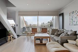 Dit betoverende appartement met 2 slaapkamers is gelegen op een eersteklas locatie, op slechts enkele minuten wandelafstand van het station. Het is instapklaar, vlot bereikbaar en biedt alle comfort voor een zorgeloos leven.De indeling van het appartement is doordacht en biedt veel licht en ruimte. Een ruime inkomhal met een apart toilet. De lichtrijke woonkamer is voorzien van terrassen aan beide zijden, waardoor je altijd kunt genieten van het buitenleven. De designkeuken is op maat gemaakt en wordt aangevuld met een handige, aansluitende berging. Daarnaast is er een multifunctionele bureauruimte die eenvoudig kan worden omgevormd tot een extra slaapkamer, afhankelijk van je behoeften. Verder is er een aparte berging voor extra opbergruimte.Slaapkamer 1 beschikt over een ruime dressing, terwijl slaapkamer 2 ook zeer ruim is. De badkamer is een luxe oase op zich, met een inloopdouche, bad, dubbele lavabo.Bij het appartement hoort een privé staanplaats deze is optioneel bij te kopen, en je hebt toegang tot een handige kelderberging voor extra opslagruimte. Kortom, dit appartement biedt alles wat je zoekt: een toplocatie, luxe afwerking, en functionaliteit in één. Het is de ideale keuze voor wie op zoek is naar een comfortabele en moderne leefomgeving. dossierverantwoordelijke, Amin Drif - 0493 25 46 78 - amin.drif@dewaele.com