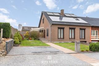 Voor meer info en foto’s, surf naar www.swevers.be– In een rustige, kindvriendelijke woonwijk van Sint-Truiden vind je deze verrassend ruime en...