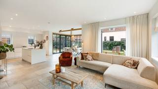 Prachtige villa, alleenstaand in het rustige en charmante Heille (Sluis) net over de grens met België. Het is er genieten van de rust en de landelijke omgeving in Zeeuws Vlaanderen terwijl het gezellige centrum van Sluis en Knokke in de directe nabijheid liggen. <br /><br />Deze recente villa werd gebouwd in 2022, ze beschikt over vier slaapkamers en een super leuke buitenruimte en omgeving. De villa komt zowel in aanmerking voor vaste bewoning als tweede verblijf. Sluis ligt op 5 minuten rijden, Knokke en het strand van Cadzand op amper 15 minuten. <br /><br />Het huis is modern en tijdloos ingericht met o.a. een schitterende woonkamer opgedeeld in een eet-en zithoek alsook een mooi weggestoken bureelruimte. Blikvanger in het huis is ongetwijfeld de prachtige orangerie die zorgt voor een aangename verlenging van de leefruimte en een leuke connectie vormt met de tuin en de omliggende omgeving. De keuken is open, modern en volledig voorzien van alle hedendaagse apparatuur. Naast de keuken een praktische bijkeuken en wasplaats met directe toegang tot de tuin. <br /><br />Op de verdieping zijn er vier slaapkamers en een modern ingerichte badkamer met inloopdouche, losstaand ligbad en dubbele lavabo. Vanuit één van de slaapkamers leidt een trap naar de dakverdieping. Deze extra ruimte biedt mogelijkheden en kan naar wens worden ingericht als bijkomende slaapkamer, royale bergruimte, hobbykamer of werkplek.<br /><br />Ook de buitenruimte is bijzonder aangenaam: rondom de woning een mooi aangelegde tuin met zonneterrassen. Parkeren kan op het eigen terrein met twee of drie wagens op de oprit. <br /><br />Bezoeken? Graag na afspraak met Willem Cauwels op Tel 050.89.27.70