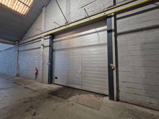 Gelegen op een vlot bereikbare locatie biedt dit magazijn van 300 m² een ideale ruimte voor opslag of lichte professionele activiteiten. De site...