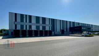 Uitstekend gelegen bedrijfsgebouw met een totale magazijnoppervlakte van 6.515 m², 756 m² mezzanine  en 190 m² kantoren te huur. Dit hoogwaardig...