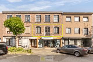 <strong>IDEALIS VASTGOED – RUIM APPARTEMENT MET TERRAS VAN CA.35M² EN PRIVATIEVE GARAGE IN HARTJE LOMMEL! Dit ruime appartement met een netto bewoonbare oppervlakte van ca.101m² bevindt zich op de 1<sup>e</sup> verdieping. Het appartement is vlot bereikbaar via de trappenzaal. Een naar eigen smaak op te frissen, goed ingedeeld en lichtrijk appartement met 2 slaapkamers, ruim terras en privatieve garage met sectionale poort! Zeker het bezoeken waard!!<br /><br />LIGGING: </strong><br />Dit appartement is gelegen in het hart van Lommel doch op een rustige aangename locatie, op wandelafstand van al de mogelijke faciliteiten zoals supermarkten, horeca, boetieks, bioscoop,.. Vanwege deze centrumlocatie te Lommel zijn omliggende gemeenten als Pelt, Mol en Geel zeer vlot bereikbaar, alsook de Nederlandse grens.<br /><br /><strong>INDELING: </strong><br /><strong>GEMEENSCHAPPELIJK:<br />Inkom:</strong><br />- Gemeenschappelijke inkom met trappenzaal –<br /><br /><strong>PRIVATIEF<br />Kelderverdieping:</strong><br />- Ruime kelderberging van ca.15m² behorende tot het appartement -<br />- Zeer makkelijk toegankelijke privatieve garagebox met sectionale poort -<br /><br /><strong>Appartement 1<sup>e</sup> Verdieping: </strong><br />– Inkomhal/nachthal met vestiaire – ruime woonkamer met veel lichtinval en aansluitend een aangename keuken voorzien van alle comfort – wasplaats/berging met voorziening voor wasmachine en droogkast – apart toilet – badkamer voorzien van bad en dubbele lavabo – Slaapkamer 1 – Slaapkamer 2 –<br /><br /><strong>Terras: </strong><br />- Prachtig ruim terras van ca.35m², écht een troef!! –<br /><br /><strong>BIJZONDERHEDEN:</strong><br />- Verzorgde residentie<br />- Aparte garagebox met sectionale poort<br />- ruime kelderberging (15m²)<br />- Bouwjaar 1982<br />- Op te frissen staat <br />- Keuken reeds gerenoveerd!<br />- Ruim appartement (101m² NBO)<br />- Praktische indeling<br />- Veel lichtinval<br />- EPC B (114kWh/m²jaar)<br />- Appartement is asbestveilig!<br />- Gegeerde locatie: pal in hartje Lommel!!!<br />- Centraal t.o.v. omliggende gemeenten en de Nederlandse grens<br /><br /><strong>Stedenbouwkundige Inlichtingen:</strong><br />Bouwvergunning - Woongebied - Geen dagvaarding - Geen voorkooprecht – Geen verkavelingsvergunning<br /><br /><strong>E-peil:</strong> 114 kWh/m² <strong>met certificaatnummer:</strong> 20251011-0003707294-RES-1<br /><br /><strong>O-peil:</strong> niet overstromingsgevoelig gebied<br />P-Score: A<br />G-Score: A<br /><br /><strong>Benieuwd naar dit appartement? Ons IDEALIS Team geeft U met plezier en steeds vrijblijvend de nodige informatie via e-mail, ter plaatse of op ons kantoor te Pelt.<br />Wenst U advies omtrent uw eigen woning? Graag plannen wij vrijblijvend met U een afspraak in om onze expertise met U te delen, steeds tot Uw dienst!!<br />Neem contact op met IDEALIS VASTGOED op 011/515 565 of mail naar info@idealisvastgoed.be!</strong>
