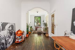 Charmant wonen in het hart van Borgerhout? Deze karaktervolle burgerwoning combineert authentieke elementen met hedendaags comfort en een uitstekende centrale ligging. Om de hoek ligt het levendige Krugerplein met populaire plekjes zoals Bar Leon. Ook het Moorkensplein, de Dageraadplaats en cultuurtempel De Roma bevinden zich op wandelafstand.<br /><br />Bij binnenkomst trekken de originele deuren met ambachtelijk glas-in-lood meteen de aandacht en wordt de authentieke sfeer van de woning voelbaar. De originele tegelvloer in de inkomhal leidt naar de prachtige houten trap die de verdiepingen met elkaar verbindt. In de leefruimtes zorgen de warme plankenvloeren, hoge plafonds en sierlijke ornamenten voor een bijzondere charme en een tijdloze uitstraling. Authentieke details en een warme sfeer komen hier prachtig samen en maken van deze woning een echte thuis.<br />Achteraan bevindt zich een gezellige koer van ca. 9 m², een aangename plek waar u in alle rust kunt genieten van een een zonnig momentje.<br /><br />Op de bovenverdiepingen bevinden zich drie volwaardige slaapkamers, aangevuld met een praktische dressing en een badkamer. Verder beschikt de woning over een gastentoilet en een ruime kelder van ca. 35 m².<br />De woning ademt karakter dankzij de talrijke authentieke elementen zoals glas-in-loodramen, volhouten deuren, sierlijstwerk en houten vloeren. In 2021 werden onder meer de voorgevel, ramen en buitendeuren vernieuwd.<br />Ook op technisch vlak beschikt de woning over verschillende troeven: dubbele beglazing met hoogrendementscoating, dakisolatie, rolluiken en centrale verwarming op aardgas. De elektrische installatie is conform.<br /><br />TOPLIGGING IN BORGERHOUT<br />De Sint-Mattheusstraat bevindt zich op wandelafstand van de Turnhoutsebaan, met haar ruime aanbod aan winkels, supermarkten, bakkers, restaurants en cafés. Het centrum van Antwerpen bevindt zich op amper 3 km.<br />Een karaktervolle stadswoning met 3 slaapkamers, dressing en een gezellige koer, op een uitstekende locatie in het bruisende Borgerhout. Een woning met sfeer, ruimte en authentieke charme.<br /><br />DE TROEVEN<br />Karaktervolle woning uit 1918<br />3 slaapkamers + dressing<br />Ca. 168 m² bewoonbare oppervlakte<br />Gezellige koer van ca. 9 m²<br />Authentieke elementen <br />Lichtrijke leefruimte met open keuken en lichtkoepel<br />Vernieuwde ramen, buitendeuren en voorgevel (2021)<br />Kelder van ca. 35 m²<br />Dubbele beglazing en dakisolatie<br />Elektrische installatie conform<br />Uitstekende ligging nabij winkels, horeca, openbaar vervoer<br /><br /><br />De videotour, het grondplan, het EPC en de elektriciteitskeuring kan u reeds bekijken via de Wellimmo-site ('documenten')<br /><br />📩 Meer info of een bezoek: info@wellimmo.net<br />📞 03/225 00 68 <br /><br />
