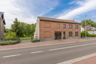 <p>Op zoek naar rust, ruimte en karakter, op een boogscheut van het pittoreske centrum van Sint-Anna-Pede?<br />Deze landelijke woning op een perceel van <strong>19a15</strong> biedt u tal van mogelijkheden in een unieke, groene omgeving.</p>
<p><strong>Indeling gelijkvloers:</strong><br />Bij het betreden van de woning komt u binnen in een <strong>ruime inkomhal</strong> die toegang biedt tot de verschillende leefruimtes. De <strong>lichtrijke woonkamer</strong> met prachtig <strong>zicht op de omliggende velden</strong> nodigt uit tot gezelligheid en ontspanning. Aansluitend bevindt zich een <strong>geïnstalleerde bulthaup keuken</strong>, ideaal voor wie graag kookt. De <strong>badkamer</strong> is uitgerust met een <strong>ligbad</strong>. Verder beschikt de woning over een <strong>dubbele garage</strong> met <strong>rechtstreekse toegang tot de kelder</strong>, en een <strong>praktische wasberging</strong> die uitgeeft op de <strong>oude hooizolder</strong>.</p>
<p><strong>Eerste verdieping:</strong><br />De bovenverdieping omvat een <strong>nachthal</strong>, <strong>twee ruime slaapkamers</strong> en een extra kamer die perfect dienst kan doen als <strong>dressing</strong> of <strong>bureau</strong>. Vanuit de tweede slaapkamer is er directe toegang tot de voormalige hooizolder die uit twee niveau's bestaat, wat de <strong>mogelijkheid biedt om 3 tot 4 extra kamers</strong> te creëren – ideaal voor een groot gezin of wie extra hobbyruimte wenst.</p>
<p>Deze charmante woning combineert het beste van twee werelden: een <strong>rustige, landelijke ligging</strong> én een <strong>vlotte bereikbaarheid</strong> naar lokale voorzieningen en het centrum van <strong>Sint-Anna-Pede</strong>.<br />Een <strong>ideale opportuniteit</strong> voor wie op zoek is naar een renovatieproject met karakter en toekomstwaarde.</p>
<p><strong>Laat je verrassen door de unieke ligging en de vele mogelijkheden die deze woning te bieden heeft.</strong><br />Contacteer ons vandaag nog voor een bezoek!</p>
<p>EPC: 606 kWh/m²<br />Elektriciteit: Niet conform</p>
<p></p>