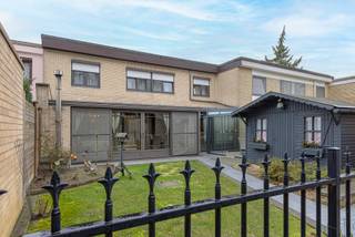 In Schepdaal, we are pleased to present this beautiful and exceptionally spacious terraced house, ideal for those who wish to live comfortably...