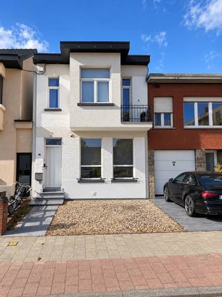 <p>Ruime woning met garage, oprit, grote tuin en tal van mogelijkheden in Borsbeek</p><p>Ben je op zoek naar een ruime woning die je volledig naar eigen wensen kunt inrichten? Dan is deze woning in Borsbeek zeker een bezoek waard!</p><p>Met een perceeloppervlakte van 409 m² en maar liefst 287 m² bewoonbare oppervlakte biedt deze woning een zee aan ruimte en uitzonderlijk veel mogelijkheden.</p><p>Ruimte en flexibiliteit</p><p>De woning beschikt over minstens 3 slaapkamers, met de mogelijkheid om dit uit te breiden tot maar liefst 5 slaapkamers.</p><p>Twee ruimtes die tal van mogelijkheden bieden. Denk bijvoorbeeld aan een tweede woonkamer, extra slaapkamers, een bureau, een hobbyruimte of zelfs een tweede keuken. Dankzij de flexibele indeling kan de woning volledig worden aangepast aan de behoeften van jouw gezin.</p><p>Comfort en renovaties</p><p>De woning beschikt over 2 badkamers en een gerenoveerde kelder. Zowel de eerste als de tweede verdieping werden in 2022 volledig gerenoveerd. Op de eerste verdiep bevind zich vloerverwarming en airco en ingebouwde kasten</p><p>Buitenruimte en parkeergelegenheid</p><p>Buiten geniet je van een grote tuin met een speeltuin, ideaal voor gezinnen met kinderen en voor wie graag tijd buiten doorbrengt.</p><p>Bovendien beschikt de woning over een garage en een oprit, wat zorgt voor extra comfort en parkeermogelijkheden.</p><p>Troeven op een rijtje:</p><p>* Gelegen in Borsbeek<br />* Perceel van 409 m²<br />* 287 m² bewoonbare oppervlakte<br />* Minstens 3 slaapkamers, mogelijk uit te breiden tot 5<br />* 2 badkamers<br />* Twee ruimtes met tal van indelingsmogelijkheden<br />* Mogelijkheid tot een tweede woonkamer en/of keuken<br />* Gerenoveerde kelder<br />* Eerste en tweede verdieping volledig gerenoveerd in 2022<br />* Vloerverwarming<br />* Airco<br />* Ingebouwde kasten<br />* Grote tuin met speeltuin<br />* Garage en oprit( waar de zwarte auto staat)<br />* Laadpalen in de buurt</p><p>Een ruime woning met veel mogelijkheden, ideaal voor wie ruimte, comfort en flexibiliteit zoekt!</p><p>Bij interesse graag bellen of berichten naar<br />04 87679664</p><p>Zonder immo</p>