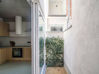 Vous pouvez demander une visite via notre site web : https://vicusvastgoed.be/nl/te-huur .<br />Rendez-vous sur la page du bien immobilier concerné et cliquez sur « demander une visite ».<br />Après avoir rempli « mon profil de location », nous vous répondrons dans les plus brefs délais.<br /><br />Ne pas appeler !<br />Cohabitation possible !<br /><br />Mobiscore : 9,5/10<br /><br />Cette maison de ville entièrement rénovée avec des finitions de qualité est située dans un emplacement privilégié près de Gand-Sud. La maison a été entièrement rénovée en 2025.<br />Grâce à sa situation centrale, les commerces, les écoles, les transports en commun et les principales voies d'accès sont facilement accessibles.<br /><br />Au rez-de-chaussée se trouvent le hall d'entrée, une cuisine entièrement équipée avec des appareils modernes et une salle à manger donnant accès à la cour agréable. À cet étage, nous trouvons également la salle de bains moderne avec double lavabo, douche et toilettes séparées.<br /><br />Le premier étage comprend un salon lumineux et spacieux, tandis que l'étage supérieur offre deux chambres à coucher de taille normale.<br /><br />EPC : A<br />La propriété est équipée de panneaux solaires, ce qui réduit considérablement les coûts énergétiques.<br /><br />LOYER : 1 450 euros <br />Pas de frais communs