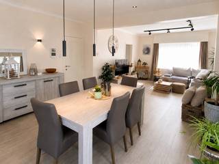 <strong>BEZOEKMOMENT: donderdag 24 september van 16 uur tot 18 uur. Mits het maken van een afspraak via 09 395 05 40 of verkoop@concept-home.be. </strong><br /><br />Deze gerenoveerde halfopen bebouwing is gelegen in Machelen (Zulte) en beschikt over een bewoonbare oppervlakte van 138 m². De woning is gelegen op een ruim perceel van 753 m² en geniet van een vlotte verbinding naar de E17 en verschillende omliggende uitvalswegen. Daarnaast worden er nog acht zonnepanelen geplaatst, waarvan vier aan de voorzijde en vier aan de achterzijde van de woning.<br /><br />De woning werd in 2022 gerenoveerd en beschikt over een praktische indeling met op het gelijkvloers een inkomhal, bezoekerstoilet, lichtrijke woonkamer en een geïnstalleerde keuken. Daarnaast is er een kelder die ideaal kan worden gebruikt als provisie- of bergruimte.<br /><br />Op de eerste verdieping bevinden zich twee volwaardige slaapkamers en een badkamer voorzien van een dubbele wastafel en inloopdouche. Daarnaast beschikt de woning over een zolderruimte die extra bergruimte biedt.<br /><br />Een belangrijke meerwaarde van deze woning is de ruime, aangelegde tuin met zonnig terras. Achteraan het perceel bevinden zich bovendien een serre, een tuinhuis en een volière. Verder beschikt de woning over een garage, een buitentoilet, twee afzonderlijke werkplaatsen/hobbyruimtes en een technische ruimte. Deze extra ruimtes bieden heel wat mogelijkheden voor wie nood heeft aan bijkomende opslag, een hobbyruimte of een praktische werkplek.<br /><br />De combinatie van de gerenoveerde woning, het ruime perceel en de vele praktische extra's maakt dit een aangename woning met heel wat buitenruimte en mogelijkheden.<br /><br />Troeven: gerenoveerd in 2022 / ruim perceel van 753 m² / twee slaapkamers / zolderruimte / aangelegde tuin met zonnig terras / garage / twee werkplaatsen of hobbyruimtes / serre, tuinhuis en volière<br /><br />Beschikbaar: 01/11/2026
