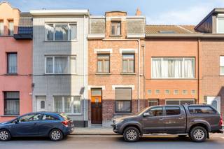 <p><span><span>House to renovate in the center of Willebroek, within walking distance of stores, schools and public transport. This house comprises on the ground floor a living room, a dining room with an adjoining kitchen opening onto the  garden and a bathroom. On the first and second floor there are two bedrooms each. In addition, the house has a practical outdoor storage room. An ideal home with lots of potential in a prime location.</span></span></p>