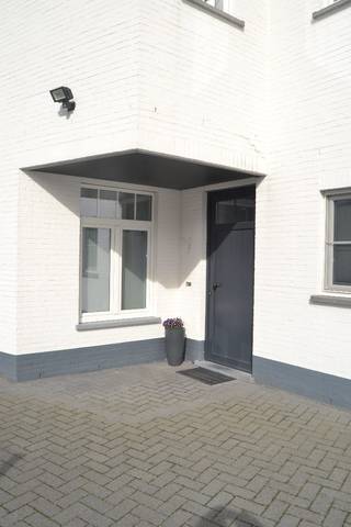 STAAT MOMENTEEL IN OPTIE<br /><br />Modern gelijkvloers appartement met tuin en garage in Weelde centrum. <br /><br />Dit hedendaagse appartement met twee slaapkamers bevindt zich op de gelijkvloerse verdieping van een kleinschalige residentie in het centrum van Weelde. De woning is modern afgewerkt en beschikt over veel lichtinval. Het appartement beschikt over een eigen inkomhal aan de zijkant. Je deelt dus geen inkom en/of trappenhal met anderen. Hierdoor dalen dus ook de maandelijkse kosten, deze zijn slechts 80 euro. Achteraan bevindt zich een ruime tuin met zicht op groen. <br /><br />Het appartement komt eind 2026 vrij aangezien we dan naar onze andere woning verhuizen. <br /><br />