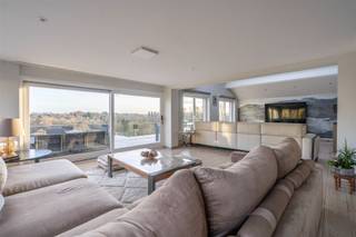 <p><span>Century21ImmoNero stelt een uniek gebouw voor gemengd gebruik voor, enerzijds een vergunde werkplaats met 3 garages elk met put, een kantoor en sanitair, samen 150m², en anderzijds een bungalow genietend van een prachtig uitzicht over de natuur en bestaande uit: Inkom, ruime en luxueuze badkamer met WC, inloopdouche en ligbad, 3 slaapkamers van 12m², 16m² en 9m², een volledig ingerichte keuken van 11m² en een mooie woonkamer van 62m² grenzend aan grote terrassen met fenomenaal uitzicht en een zwembad met poolhouse. Er is parkeergelegenheid voor 10 auto's. Rustig gelegen. Meer info: www.schimpstraat16A.be</span></p>