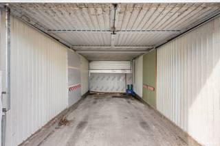 Garage te koop in Rumbeke centrum.De garage bestaande uit een metalen garagepoort en heeft een diepte van 5.95m en breedte van 2.60m.De garage is...