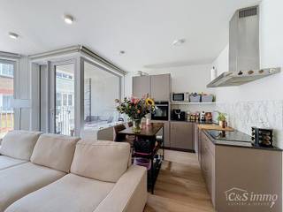 <p>Beautifully maintained 2-bedroom apartment. Spacious and bright living room (approx. 30 m²) with parquet tiles, connected to an open kitchen and access to the terrace with morning sun. The kitchen is equipped with high-quality appliances (sink, dishwasher, extractor hood, refrigerator with freezer compartment, and ceramic hob).<br /><br />At the rear, there are 2 bedrooms (11–7 m²) with parquet flooring. Tiled bathroom (approx. 5 m²) with walk-in shower, bathroom cabinet with mirror, and washbasin. Storage room with connections for a washing machine and dryer. At the back, there is an additional terrace (approx. 3 m²). Elevator available.<br /><br />Located near Park Spoor Noord, within walking distance of public transport, schools (new AP University College campus), and shops. Private indoor bicycle storage available with space for three bicycles.</p>