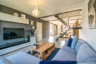 Een recent, ruim en energiezuinig (EPC: B) duplex-appartement met oa. 3 slaapkamers, een knap zuid-terras en grote garage met sectionale poort...