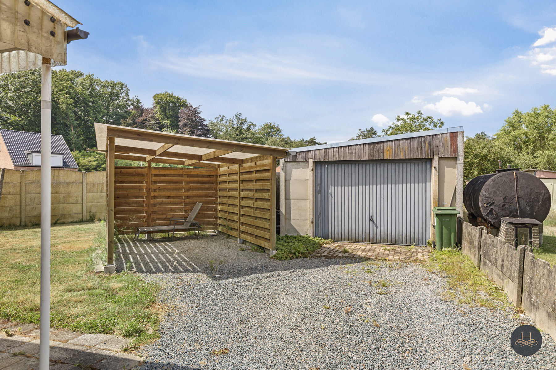 Ruime te renoveren woning met grote tuin en veel parking - foto 4