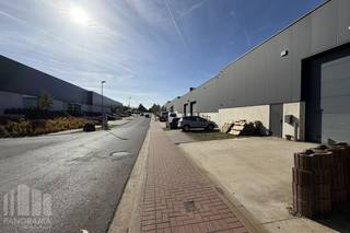 Deze functionele KMO-unit van +/- 200 m², aangevuld met een mezzanine van +/- 30 m², is gelegen aan de Sint-Martinusweg , in het Ikaros Park te Zaventem en biedt een uitstekende combinatie van ruimte, toegankelijkheid en bereikbaarheid. De unit biedt een praktische combinatie van ruimte, toegankelijkheid en een uitstekende bereikbaarheid.<br /><br />De opslagruimte beschikt over een sectionale poort van 4 x 4,50 m , een aparte ingang en een lichtstraat die zorgt voor een aangename natuurlijke lichtinval.<br />Daarnaast zijn er 2 privatieve parkeerplaatsen voorzien.<br /><br />De unit vormt een interessante uitvalsbasis voor bedrijven die op zoek zijn naar een goed bereikbare KMO-unit in Zaventem. Dankzij de ligging nabij de Brusselse Ring (R0), E19 en E40 zijn Brussel, de luchthaven en de omliggende regio vlot bereikbaar. Vanaf 01/02/2027 beschikbaar!<br /><br />Contacteer PANORAMA B2B voor bijkomende inlichtingen of een vrijblijvend plaatsbezoek op het nummer 0477 30 40 05.
