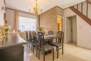 Op een boogscheut van de ringlaan, geniet deze woning van een vlotte bereikbaarheid en de nabijheid van winkels, scholen en alle nodige voorzieningen. Bent u een handige Harry? Dan biedt deze woning tal van mogelijkheden om uw eigen stempel te drukken. Een absolute troef is de garage achteraan het perceel, met handige uitweg.<br /><br />Binnen verwelkomt de inkomhal u naar de ruime woonkamer. Aansluitend vindt u de keuken met potentieel voor een gezellige ontbijthoek (momenteel niet ingericht). Er is eveneens een achtergelegen badkamer.<br /><br />De eerste verdieping herbergt twee grote slaapkamers en een apart toilet. De zolderverdieping biedt een derde ingerichte slaapkamer, waarbij de plaatsing van een vaste trap nog dient te gebeuren.<br /><br />Achter de woning bevindt zich een praktische wasberging met een extra 'werkkot' erboven. De zonnige tuin biedt een directe toegang tot de garage, die eenvoudig bereikbaar is via de achterliggende uitweg.<br /><br />Klinkt dit u goed in oren? Aarzel niet en plan vandaag nog uw bezoek!<br /><br />EPC: 739 kWh/(m²/jaar) - UC: 3135910<br />Referentie: YP/25048/K